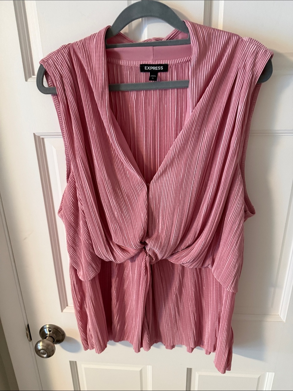 Express Blush Pink V-Neck Plissé Sleeveless
Blouse with Twist Detail Size XL